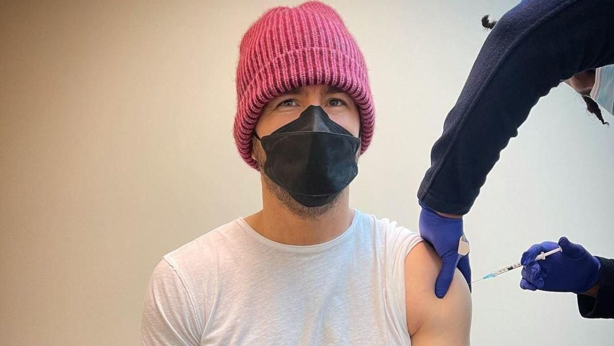 Рейнольдс вакцинировался от коронавируса и пошутил о 5G Рейнольдс вакцинировался от коронавируса и пошутил о 5G