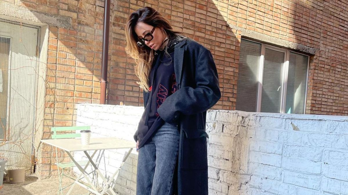 Надя Дорофеева покорила стильным образом в джинсах и пальто: фото