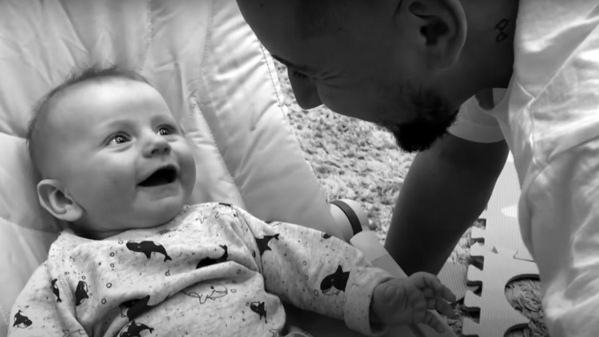 Монатік вперше показав обличчя своїх синів у новому кліпі Монатік вперше показав обличчя своїх синів у новому кліпі