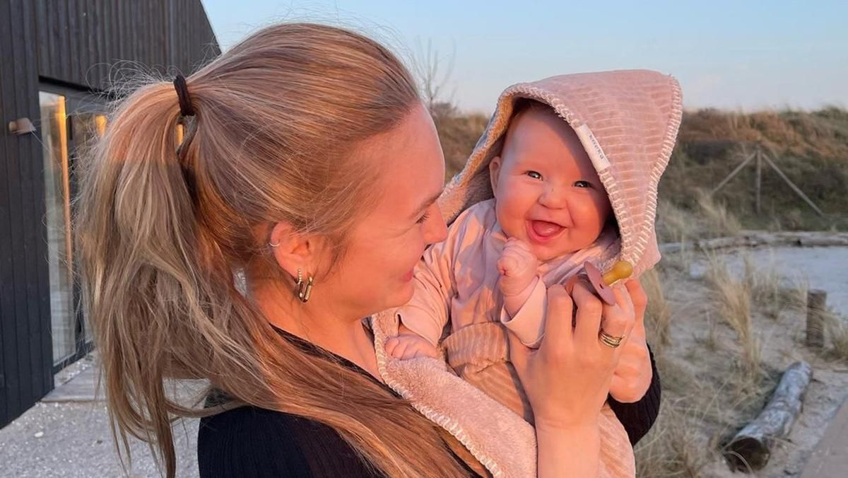 Ромі Стрейд прогулялася пляжем з чотиримісячною донечкою: фото Ромі Стрейд прогулялася пляжем з чотиримісячною донечкою: фото