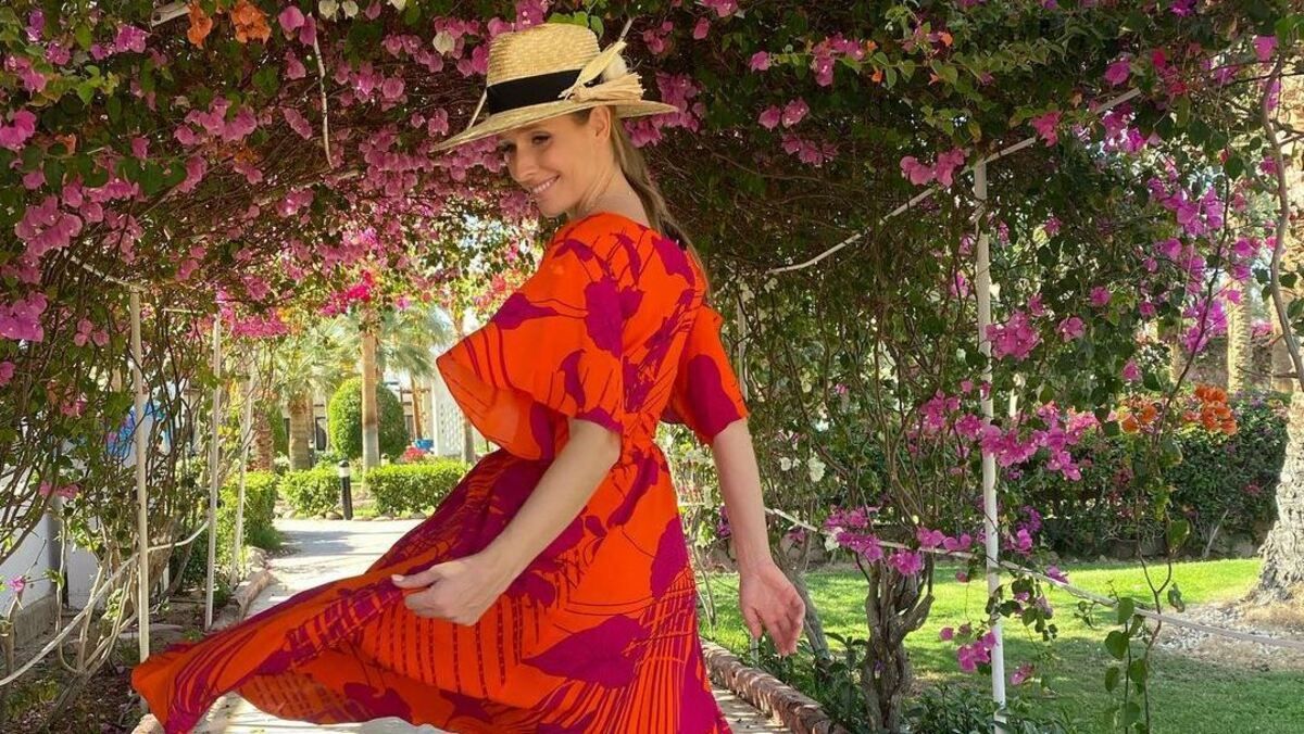 Катя Осадчая покорила стильным образом в летнем платье фото из Египта