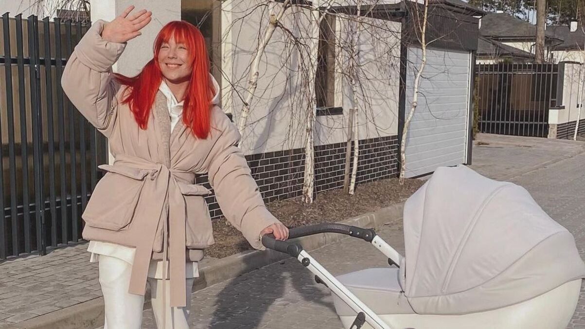 Светлана Тарабарова показала прогулку с дочкой: солнечные кадры Светлана Тарабарова показала прогулку с дочкой: солнечные кадры