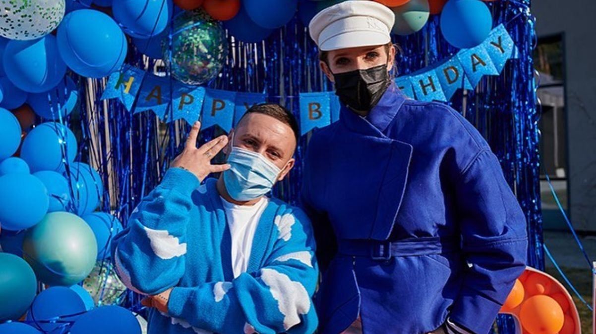 Катя Осадча показала стильний весняний образ у синій куртці: фото Катя Осадча показала стильний весняний образ у синій куртці: фото