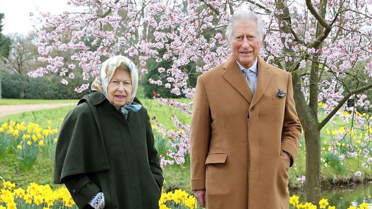Єлизавета ІІ зустрілася з принцом Чарльзом: зворушливі фото 
