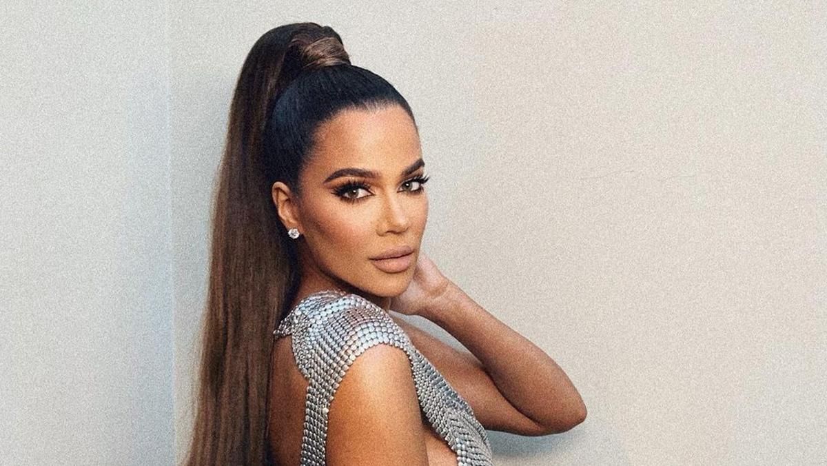 Хлои Кардашян требует удалить из сети свое фото без фотошопа Хлои Кардашян требует удалить из сети свое фото без фотошопа