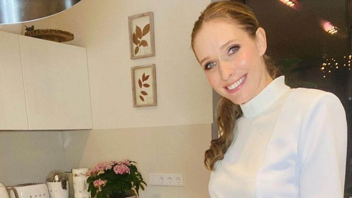 Катя Осадча показала елегантний образ у білій блузці та спідниці: фото