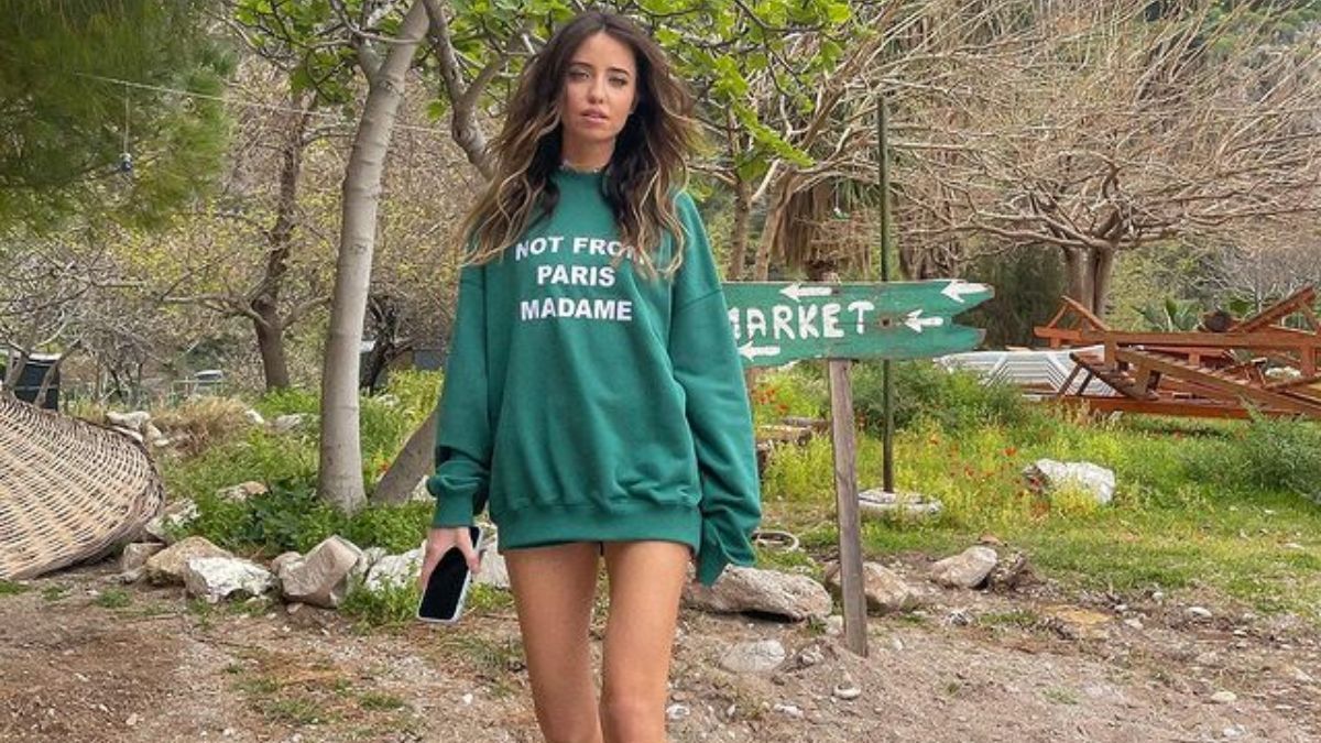 Надя Дорофеева покорила стильным образом в изумрудном худи: фото Надя Дорофеева покорила стильным образом в изумрудном худи: фото