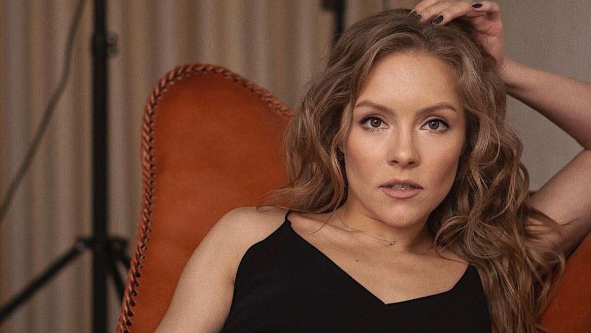 Алена Шоптенко показала стильный образ в черном топе и джинсах фото Алена Шоптенко показала стильный образ в черном топе и джинсах фото