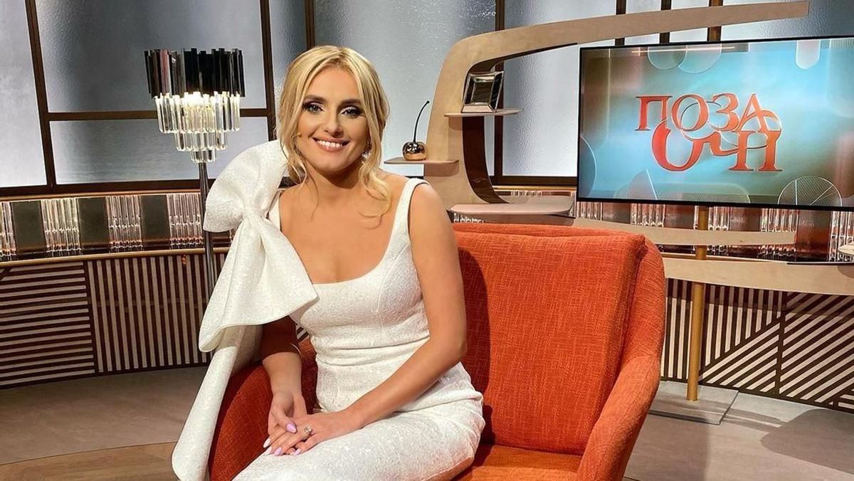 Ирина Федишин очаровала образом в белом платье с бантом: фото Ирина Федишин очаровала образом в белом платье с бантом: фото