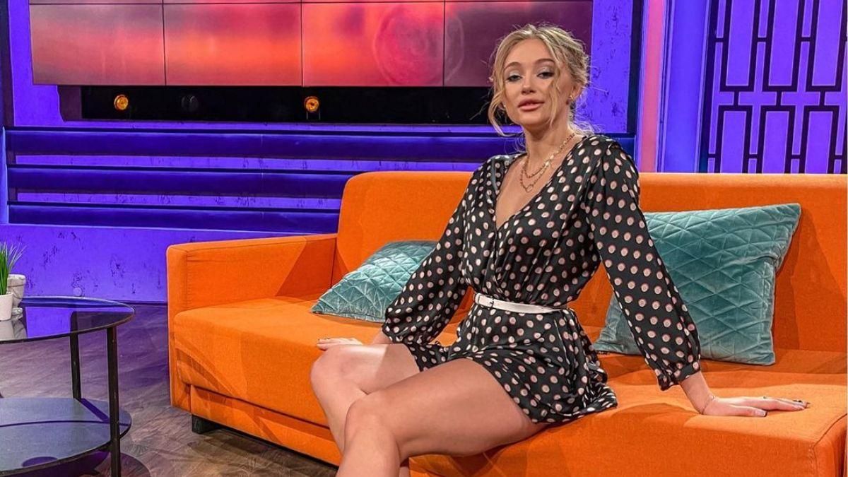 Участница Холостяка-11 похвасталась стройными ногами в коротком платье Участница Холостяка-11 похвасталась стройными ногами в коротком платье