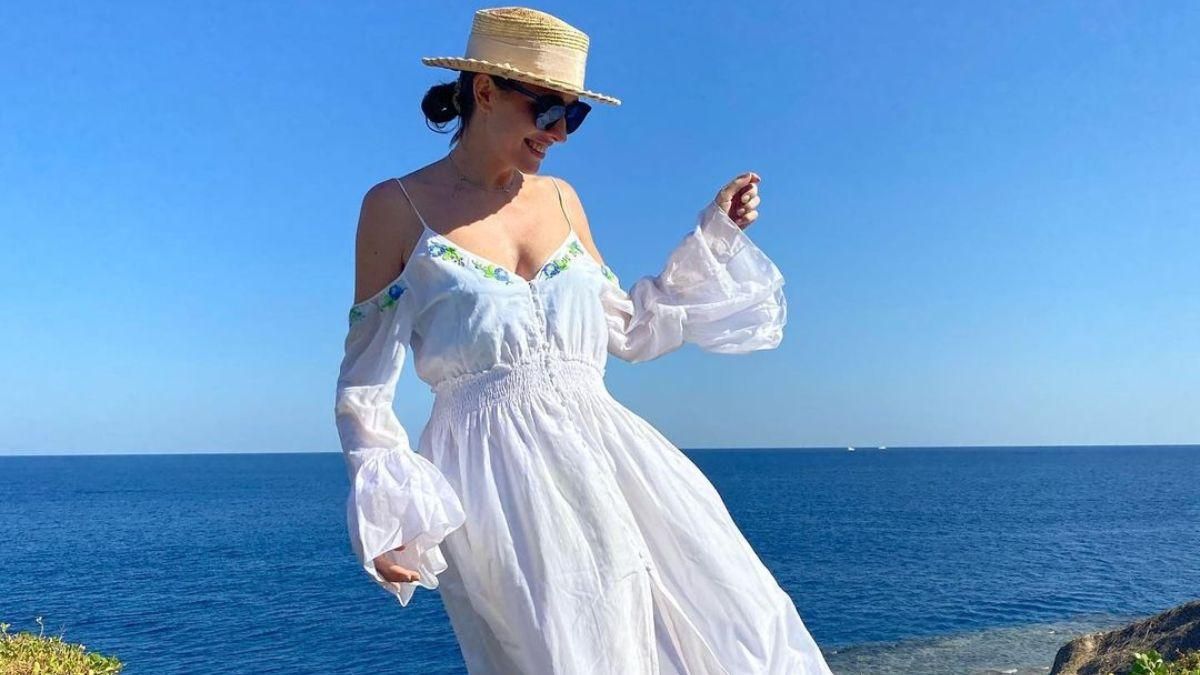 В платье на фоне моря: Катя Осадчая показала фото из командировки