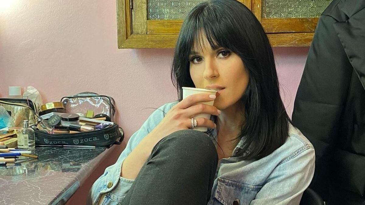 Маша Ефросинина показала стильный образ в джинсовой рубашке фото Маша Ефросинина показала стильный образ в джинсовой рубашке фото