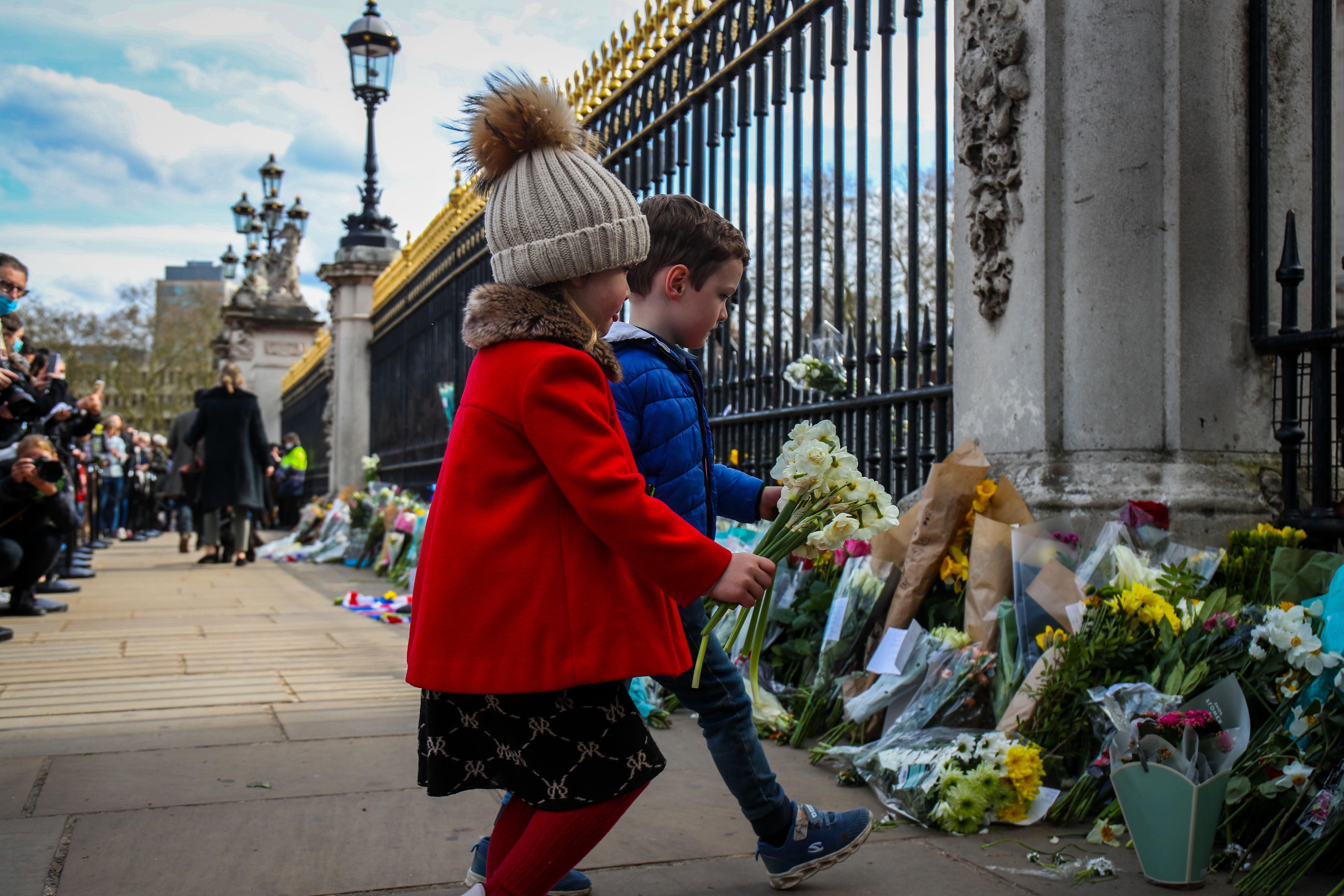Британці покладають квіти у пам'ять про принца Філіпа