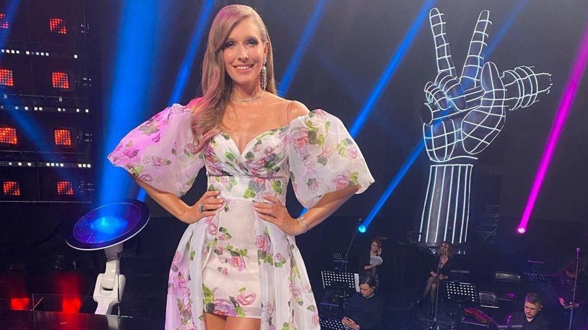 Катя Осадча захопила ніжним образом у сукні з принтом: фото Катя Осадча захопила ніжним образом у сукні з принтом: фото