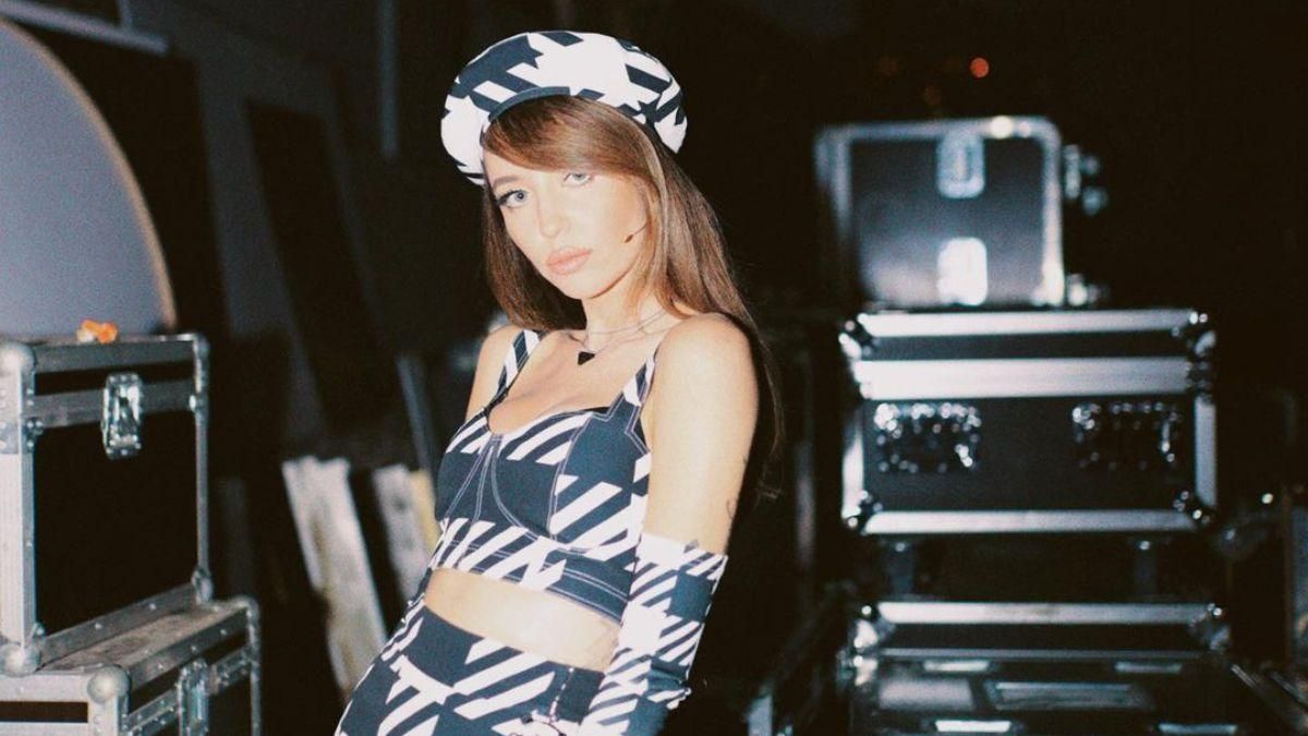 Надя Дорофєєва вразила ефектним образом у чорно-білому костюмі: фото Надя Дорофєєва вразила ефектним образом у чорно-білому костюмі: фото