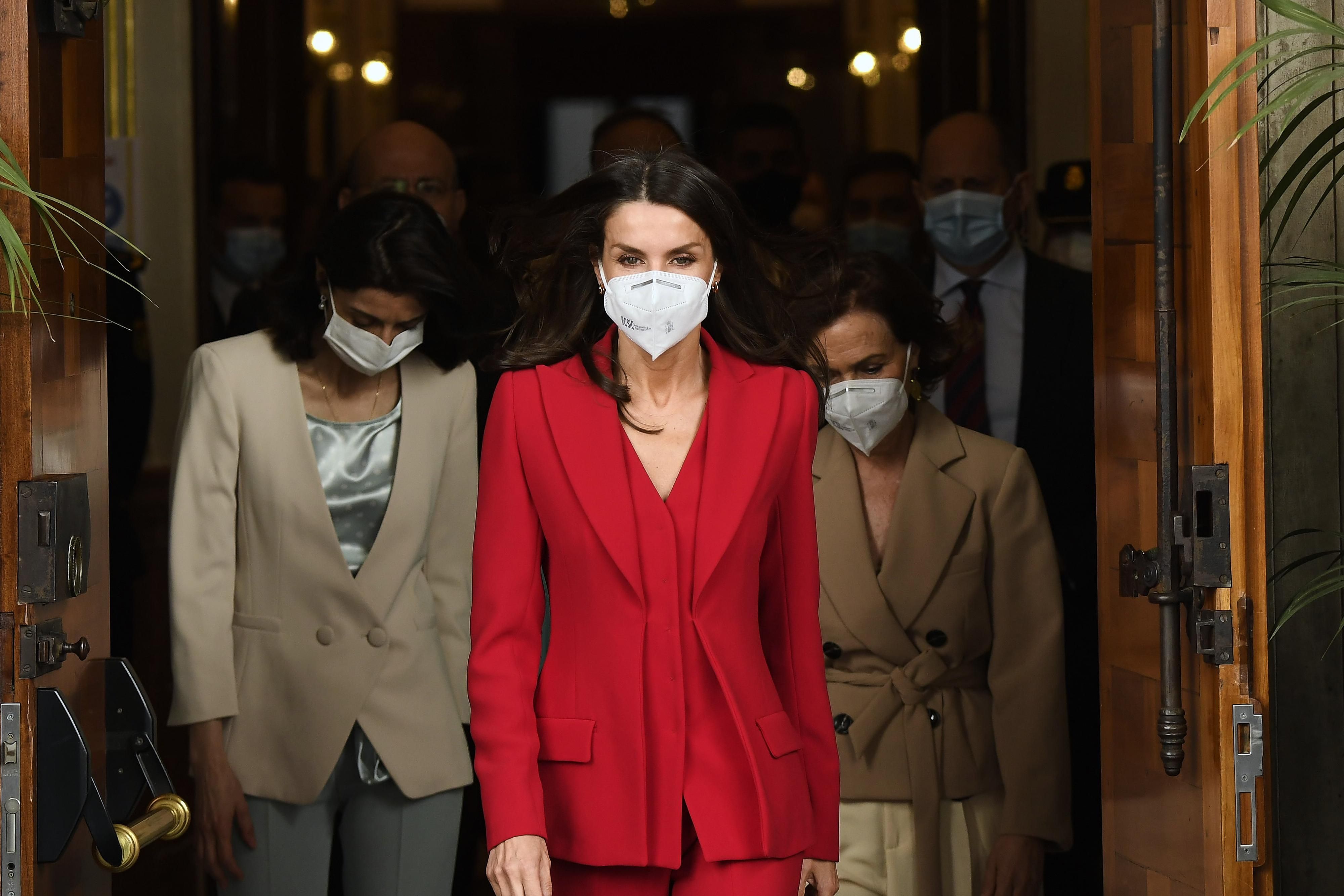 Королева Летиция надела полностью красный образ в конгресс Королева Летиция надела полностью красный образ в конгресс