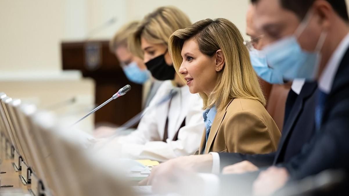 Елена Зеленская появилась в Кабмине в верблюжьему костюме: фото Елена Зеленская появилась в Кабмине в верблюжьему костюме: фото