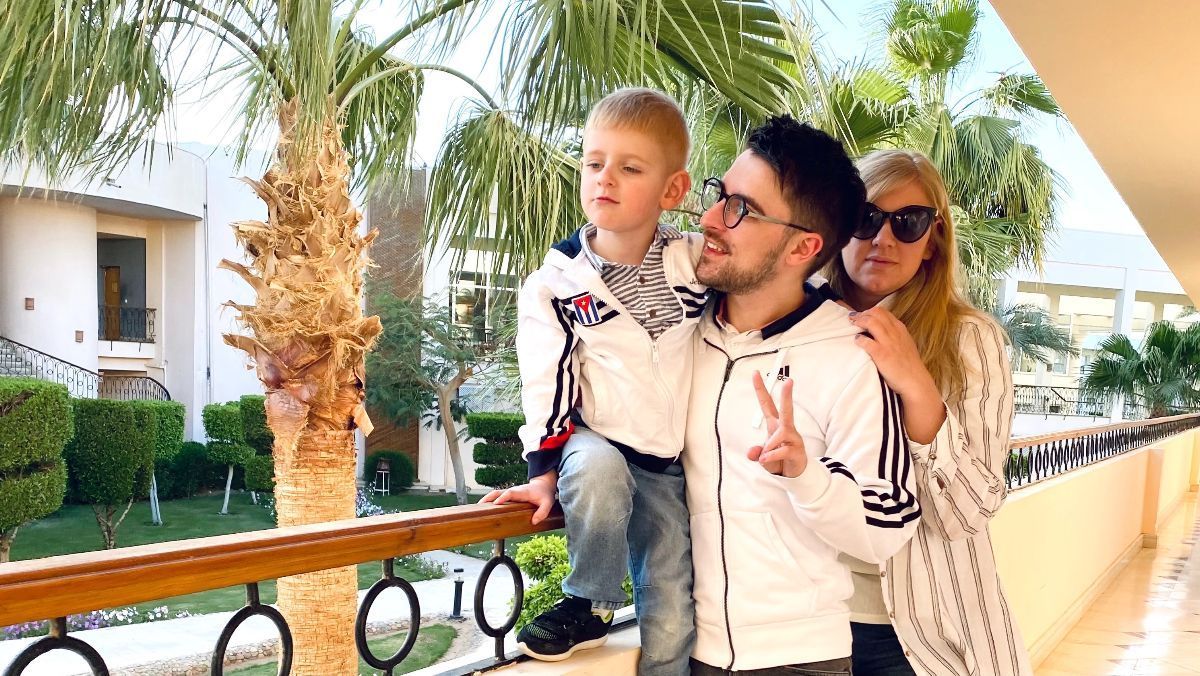Julik с женой и сыном отправился в отпуск: фото из Египта