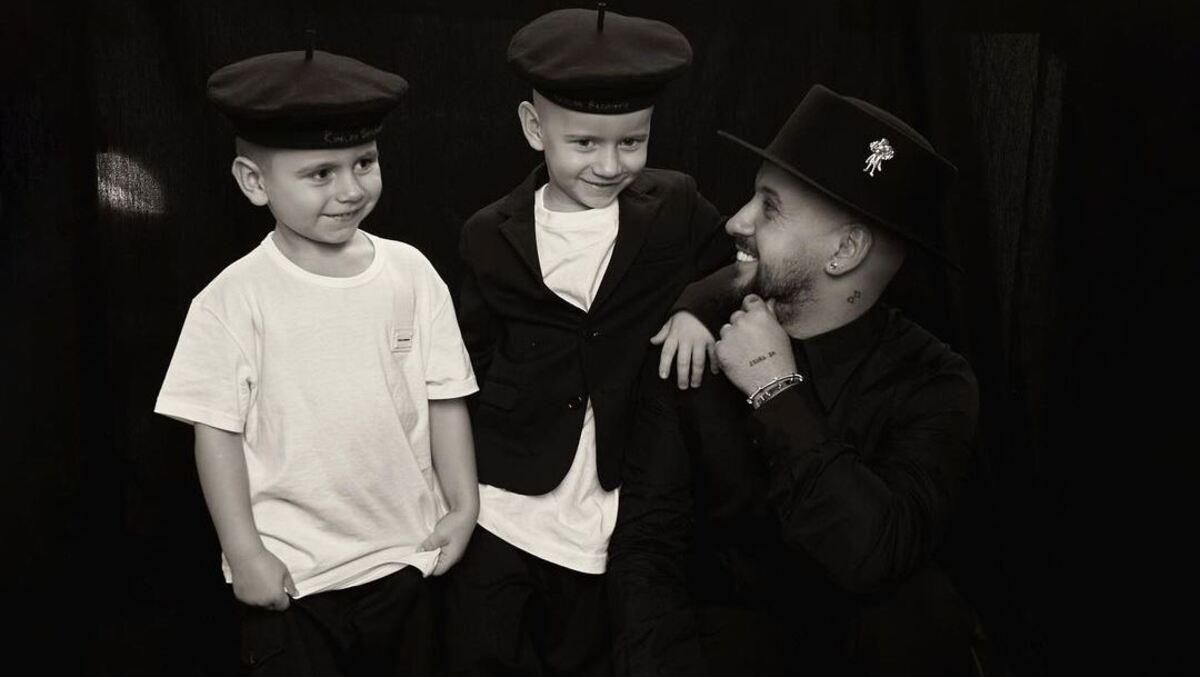 В образі моряків: Монатік зачарував мережу новим фото з синами