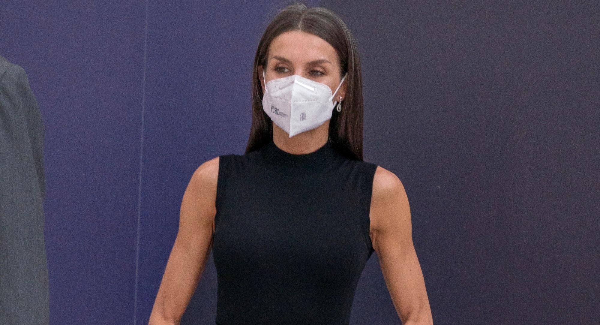 Королева Летиция показала фигуру в элегантном наряде фото Королева Летиция показала фигуру в элегантном наряде фото