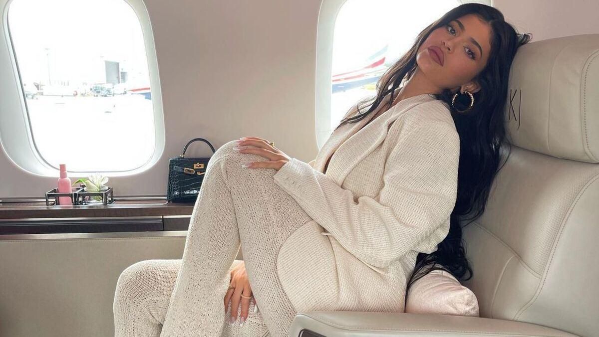 Кайли Дженнер похвасталась глубоким декольте: пикантное фото Кайли Дженнер похвасталась глубоким декольте: пикантное фото