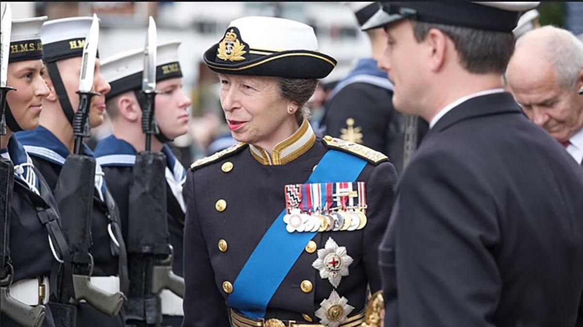 Принцеса Анна вперше після смерті принца Філіпа вийшла у світ Принцеса Анна вперше після смерті принца Філіпа вийшла у світ