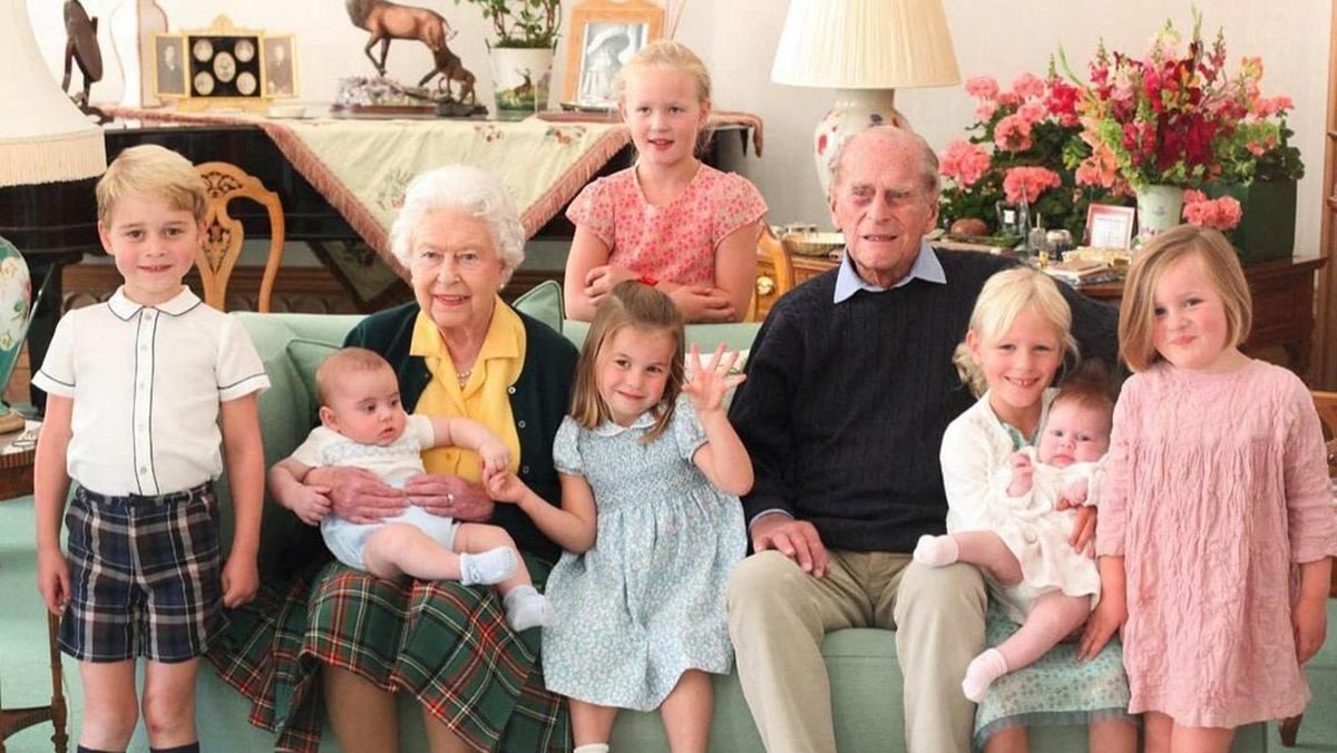 Рідкісне фото Єлизавети ІІ і принца Філіпа з сімома правнуками