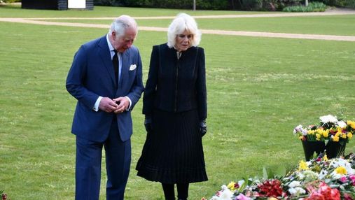 Скорботні принц Чарльз з Каміллою прогулялись, аби побачити подарунки британців для Філіпа