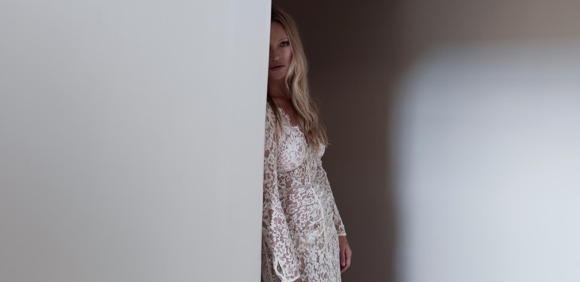 Кейт Мосс знялась в обтислій сукні: підозрюють у вагітності