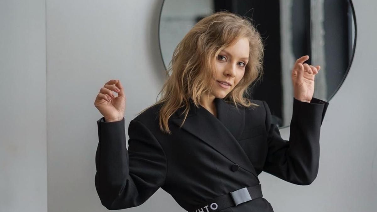 Олена Шоптенко станцювала на столі в пікантному вбранні: відео Олена Шоптенко станцювала на столі в пікантному вбранні: відео