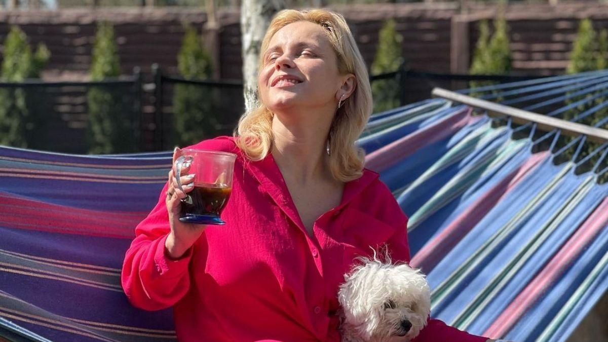 Лилия Ребрик показала утренний образ в малиновом костюме: фото Лилия Ребрик показала утренний образ в малиновом костюме: фото