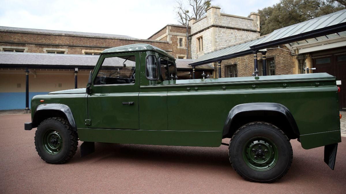 Тіло принца Філіпа везуть на автомобілі Land Rover його ж розробки