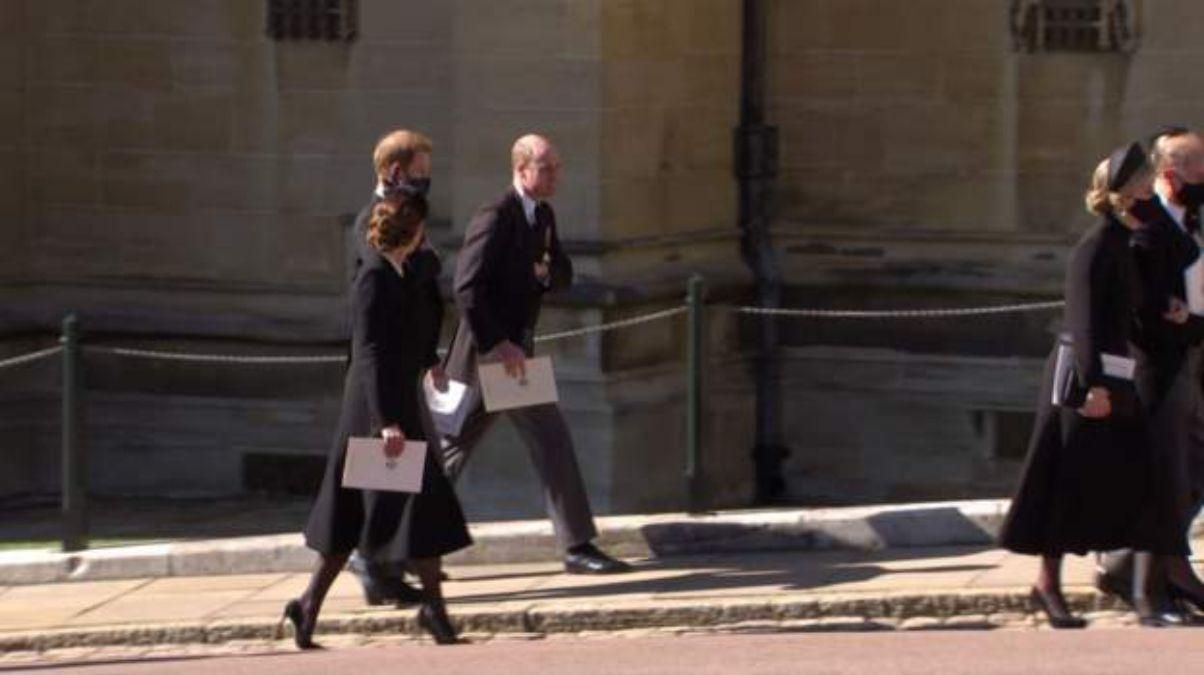 Герцоги Кембриджские и принц Гарри вместе покинули часовню: фото