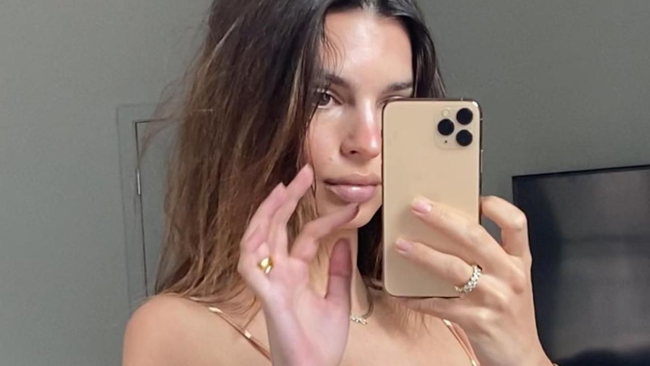 Звездная мама Ратаковски показала, как кормит своего первенца Звездная мама Ратаковски показала, как кормит своего первенца