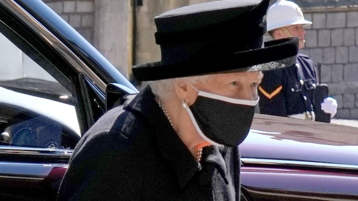 Королева Елизавета II на похороны мужа одела особую брошь