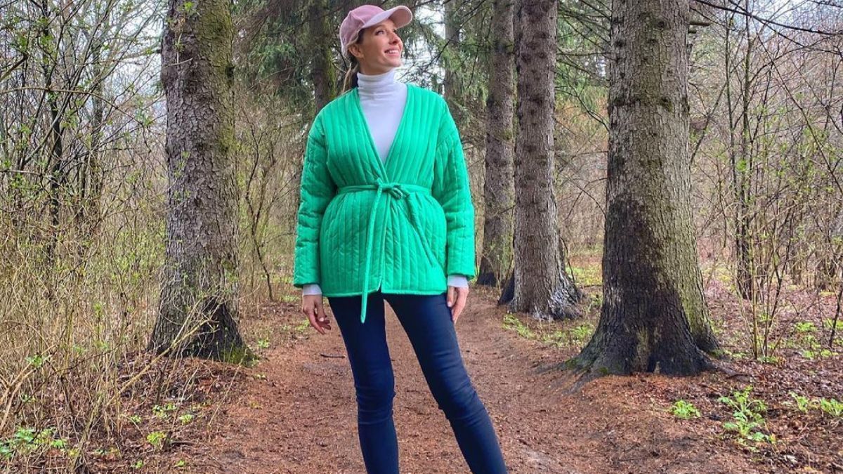 Катя Осадчая показала яркий образ в трендовой зеленой куртке: фото