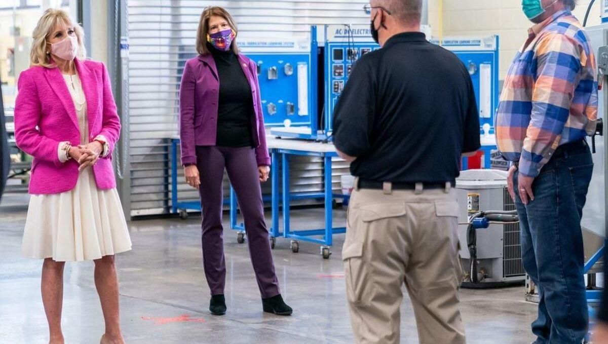 Джилл Байден вийшла у світ у молочній сукні: фото яскравого образу Джилл Байден вийшла у світ у молочній сукні: фото яскравого образу