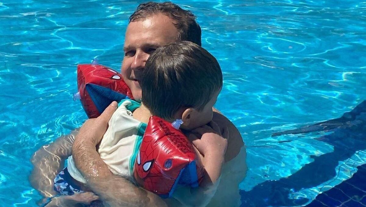 Юрій Горбунов показав розваги з сином у басейні: зворушливий кадр