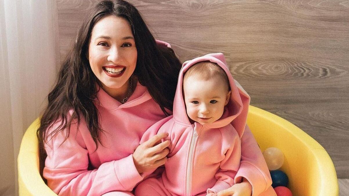 В парных образах: Наталка Карпа очаровала фотосессией с дочкой В парных образах: Наталка Карпа очаровала фотосессией с дочкой