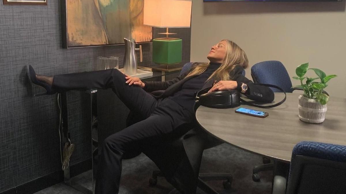 Дженніфер Еністон похизувалася ніжками у розкішному костюмі: фото Дженніфер Еністон похизувалася ніжками у розкішному костюмі: фото