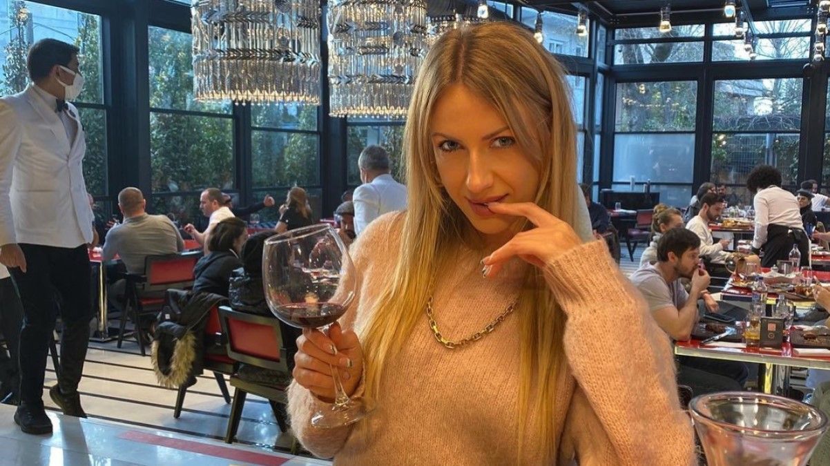 Леся Нікітюк спробувала вино від Бреда Пітта й Анджеліни Джолі