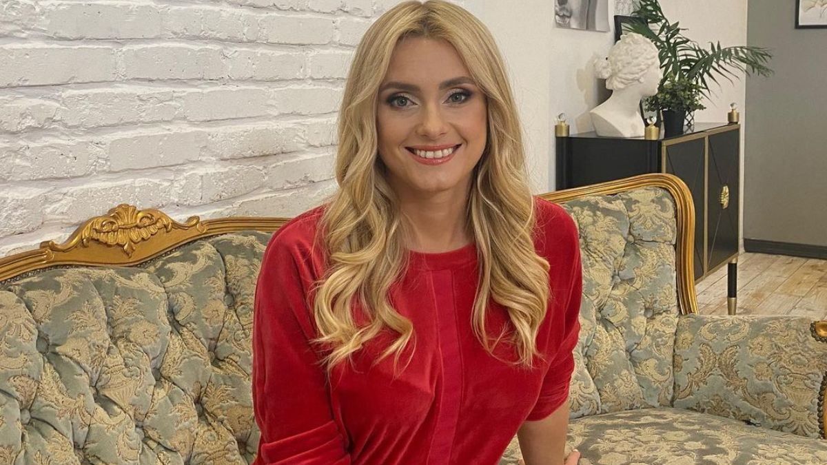 Ирина Федишин очаровала повседневным образом в красной кофте: фото Ирина Федишин очаровала повседневным образом в красной кофте: фото