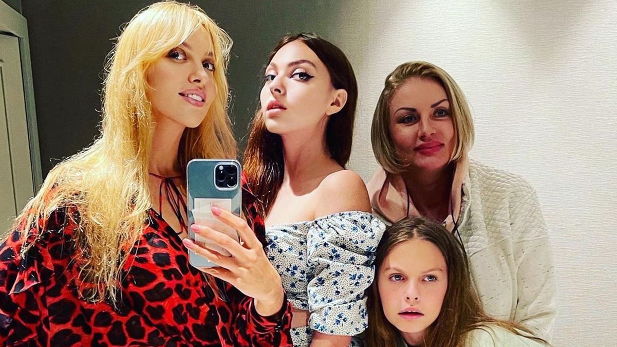 Оля Полякова полетіла в Туреччину з мамою і доньками: фото Оля Полякова полетіла в Туреччину з мамою і доньками: фото