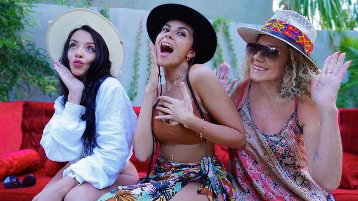 Настя Каменских показала фото с мамой и лучшей подругой Настя Каменских показала фото с мамой и лучшей подругой