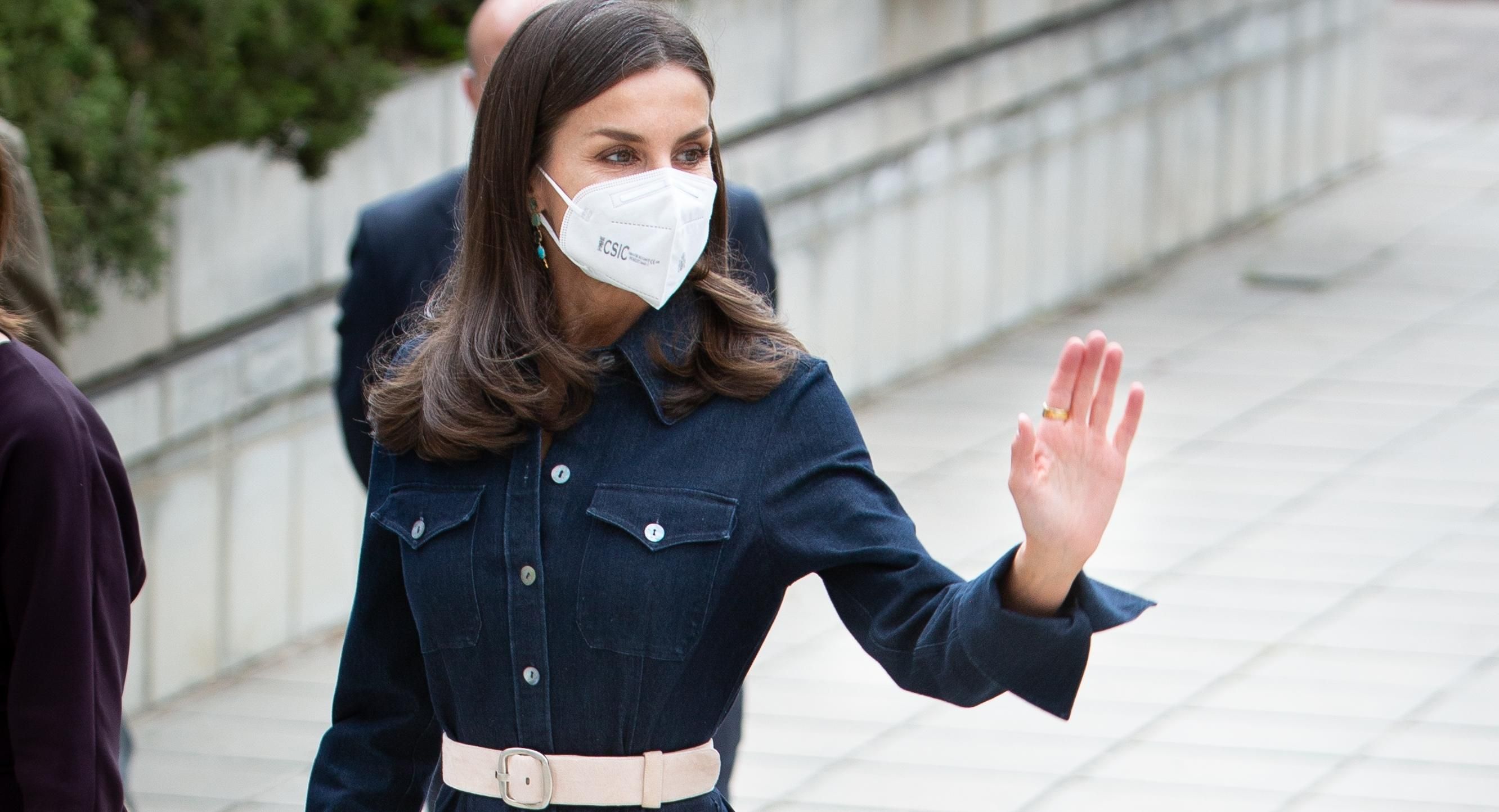 Королева Летиция захватила трендовым образом в платье-рубашке Королева Летиция захватила трендовым образом в платье-рубашке