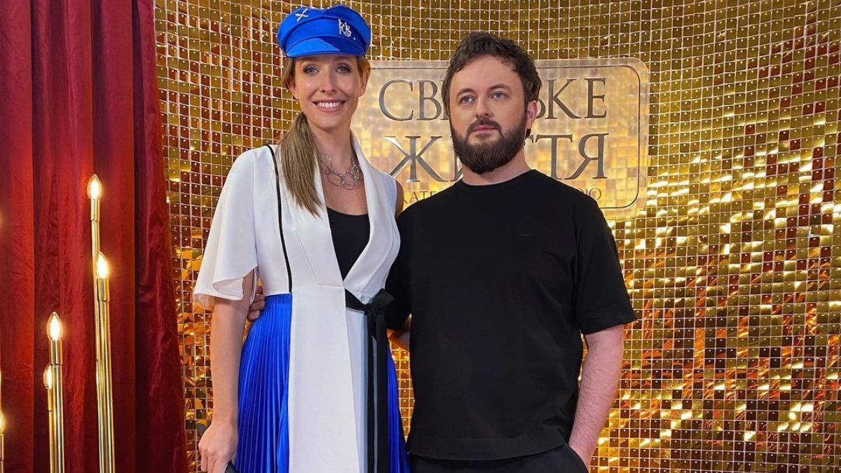 Катя Осадча підкорила ефектним образом у біло-синьому вбранні: фото