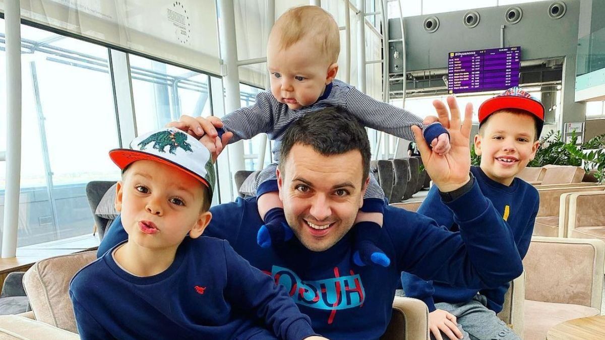 Григорій Решетник з дружиною та синами відправився у відпустку: фото