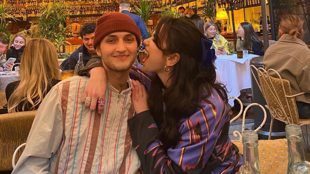 Дуа Липа обнародовала романтические фото с Анваром Хадид в Лондоне Дуа Липа обнародовала романтические фото с Анваром Хадид в Лондоне