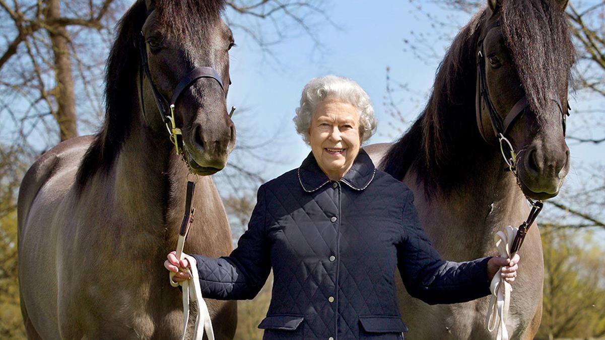 В сети появилось новое фото улыбчивой Елизаветы II В сети появилось новое фото улыбчивой Елизаветы II