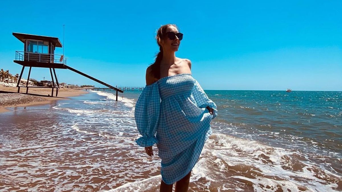 Катя Осадчая показала образ в клетчатом платье: фото из Турции Катя Осадчая показала образ в клетчатом платье: фото из Турции